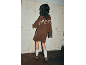 Femme portant une robe en maille marron avec texte au dos, chaussettes blanches et chaussures marron.