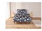 Une parure de lit bleu foncé avec un motif floral et des oreillers assortis.