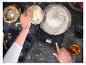Ingrédients de cuisine, farine, beurre et miel, sur une balance de cuisine.