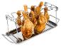 Poulets rôtis sur une grille en métal.