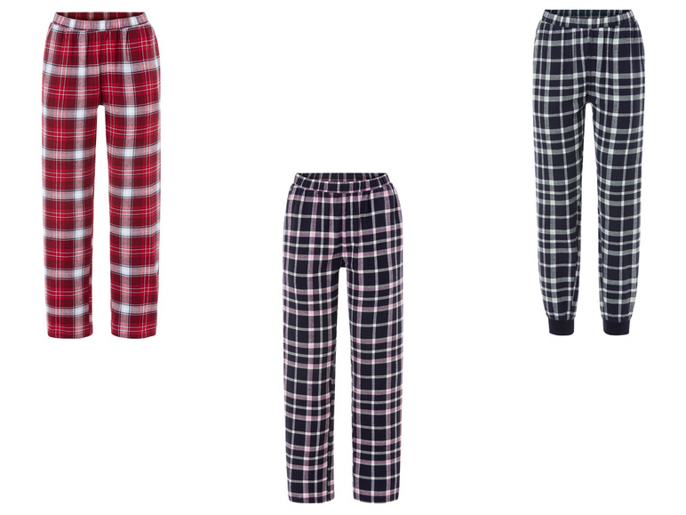 Trois pantalons de pyjama à carreaux.