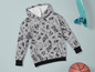 Un sweat-shirt gris à imprimé skateboard, une planche à roulettes et un ballon de basket.