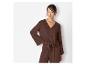 Haut et pantalon assortis marron, style décontracté.