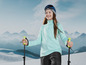 Une jeune femme avec un équipement de ski dans la neige.