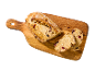 Pain au levain aux canneberges et noix, tranché sur une planche à découper en bois