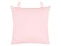 Coussin carré rose avec deux petites protubérances en forme d'oreilles en haut.