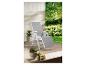 Une chaise longue blanche avec un revêtement gris sur une terrasse.