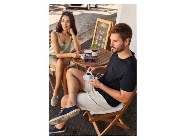 Couple savourant du café en terrasse, portant des chaussures décontractées.