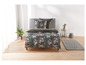 Un lit avec une couette de couleur vert foncé à motif floral.