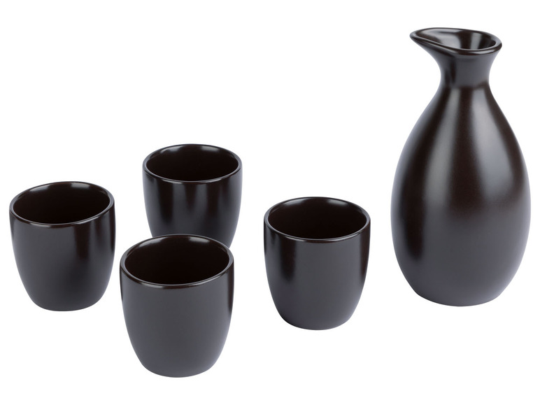 Un ensemble de carafes noires avec quatre petites tasses