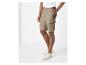 Shorts cargo beige et baskets blanches pour homme.
