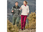 Un homme et une femme en tenue de randonnée marchent avec des bâtons.