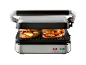Gril de contact électrique avec deux sandwichs grillés à l'intérieur