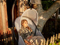 Une femme assise dans un fauteuil suspendu dans un jardin.
