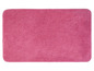 Un tapis de bain rose en peluche.
