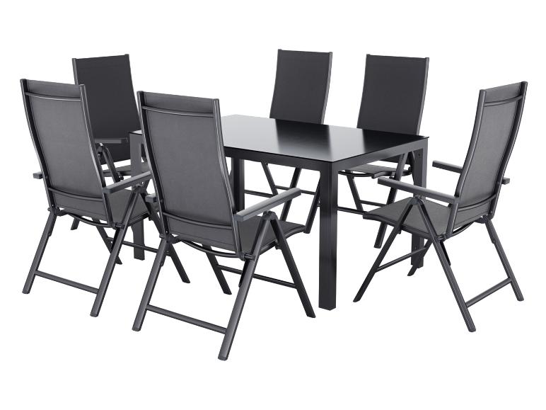 Ensemble de mobilier de jardin avec table noire et six chaises pliantes.