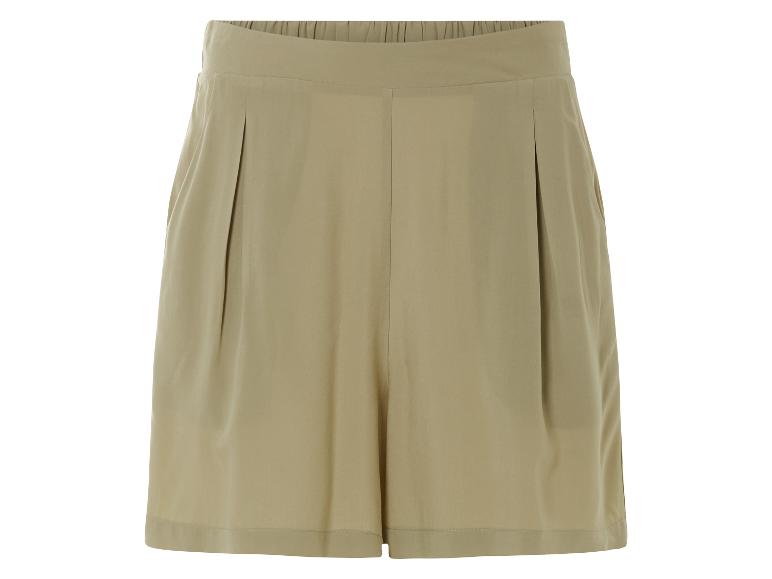 Short beige clair pour femme avec plis.