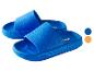Une paire de claquettes bleues en caoutchouc.