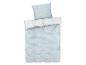 Une housse de couette bleue avec un motif de fleurs blanches