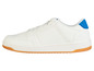Des baskets blanches avec des détails bleus et une semelle beige.