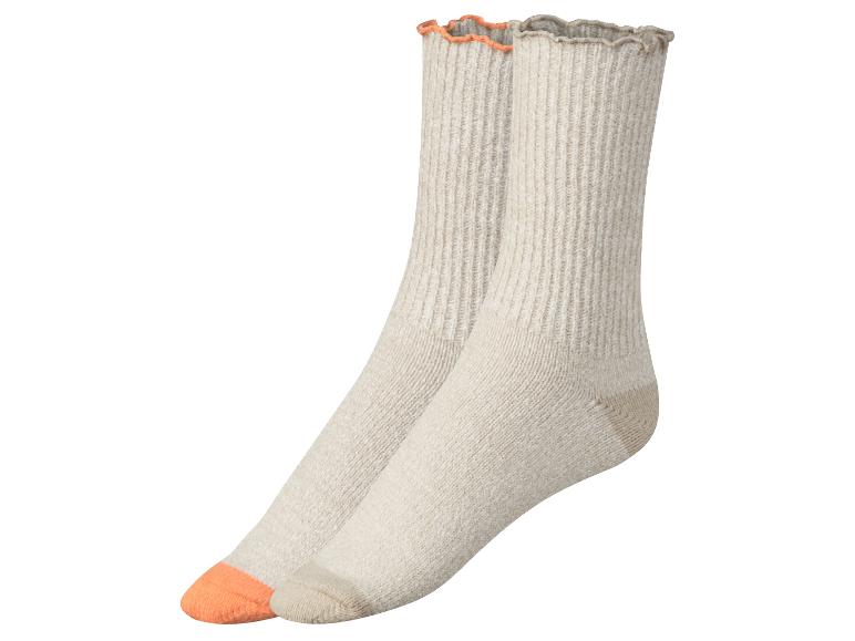 Deux paires de chaussettes beiges avec une bordure orange.