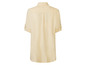Une chemise en lin de couleur jaune clair à manches courtes.