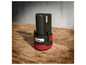 Une batterie noire X12V TEAM sur une table en bois.