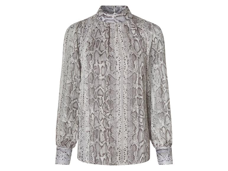 Chemise grise à imprimé serpent.