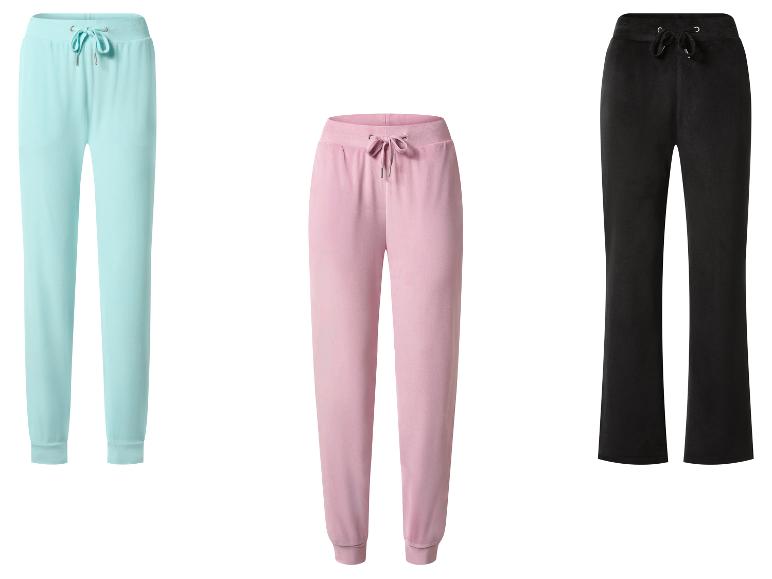 Trois pantalons de survêtement pour femmes: un bleu clair, un rose et un noir.