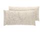 Deux taies d'oreiller rectangulaires en mousseline de coton beige clair.