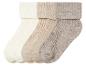 Trois paires de chaussettes tricotées en beige, blanc et gris