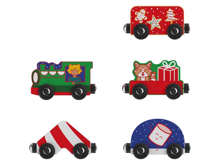 Un train vert, une voiture rouge avec un raton laveur et une voiture rouge à thème de Noël.