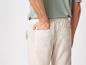 Pantalon beige et t-shirt vert clair : vêtements décontractés pour homme.