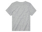 Un t-shirt gris à manches courtes.