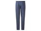 Un pantalon de survêtement bleu.