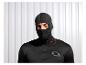Un homme portant un masque noir et un haut à manches longues avec un logo rouge.