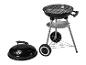 Un barbecue noir avec un couvercle sur roues.