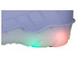 Le dessous d'une basket bleu clair avec un éclairage LED vert et rose.