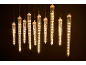 Guirlande lumineuse de Noël en forme de stalactites brillantes sur fond sombre.