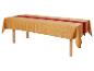 Nappe dorée avec un chemin de table rouge sur une table en bois.