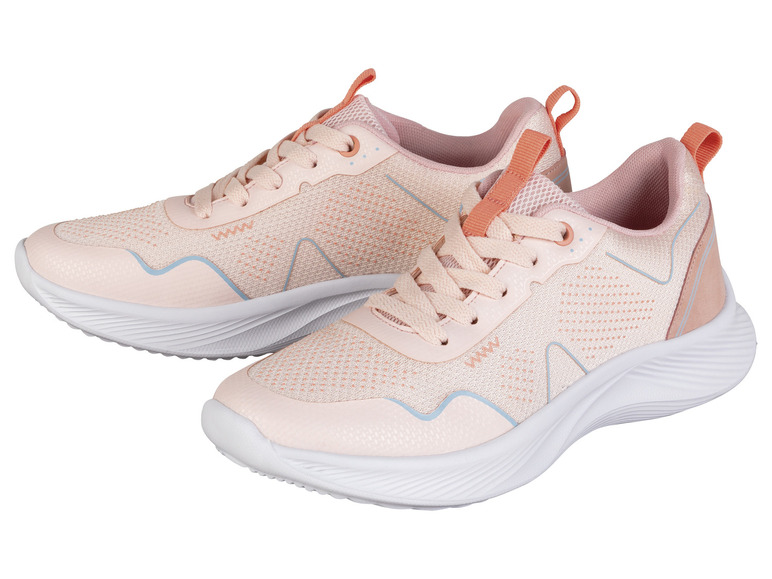 Deux baskets roses avec des semelles blanches