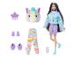 Poupée Barbie avec un pyjama zèbre arc-en-ciel, des chaussures, des accessoires et un petit animal.