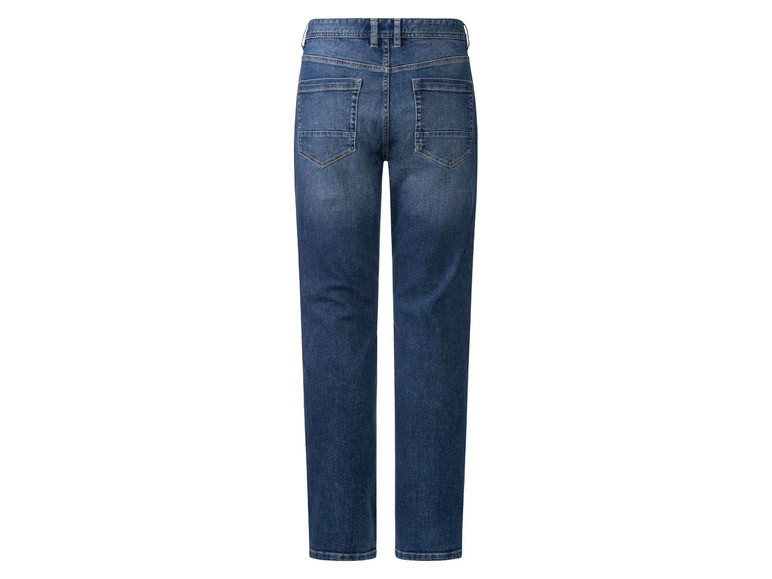 Un jean bleu taille haute.