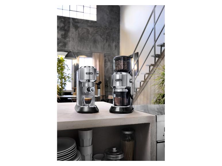 Machine expresso et broyeur à café De'Longhi Dedica Style Barista Bundle dans une cuisine.