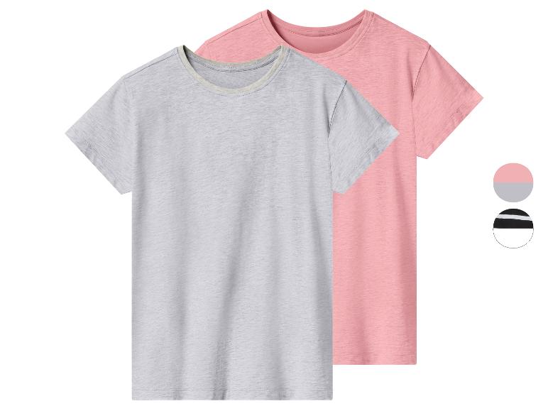 Deux t-shirts à manches courtes : gris et rose, avec col rond.
