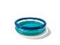 Piscine gonflable avec deux anneaux bleus, remplie d'eau, projetant une ombre.