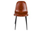 Une chaise en cuir marron avec des pieds noirs.