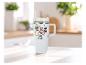 Mug isotherme blanc avec motif Hello Kitty et ses amis sur un comptoir de cuisine.