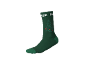 Chaussette de Noël verte avec un motif de sapin fait d'outils et texte blanc sur le bord.