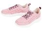 Deux paires de baskets roses.